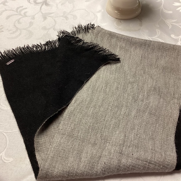 Calvin Klein UNISEX SCARF GRAY N BLACK - Picture 4 of 5